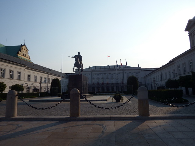 Дворец Радзивиллов, Памятник князю Юзефу Понятовскому и Президентский дворец